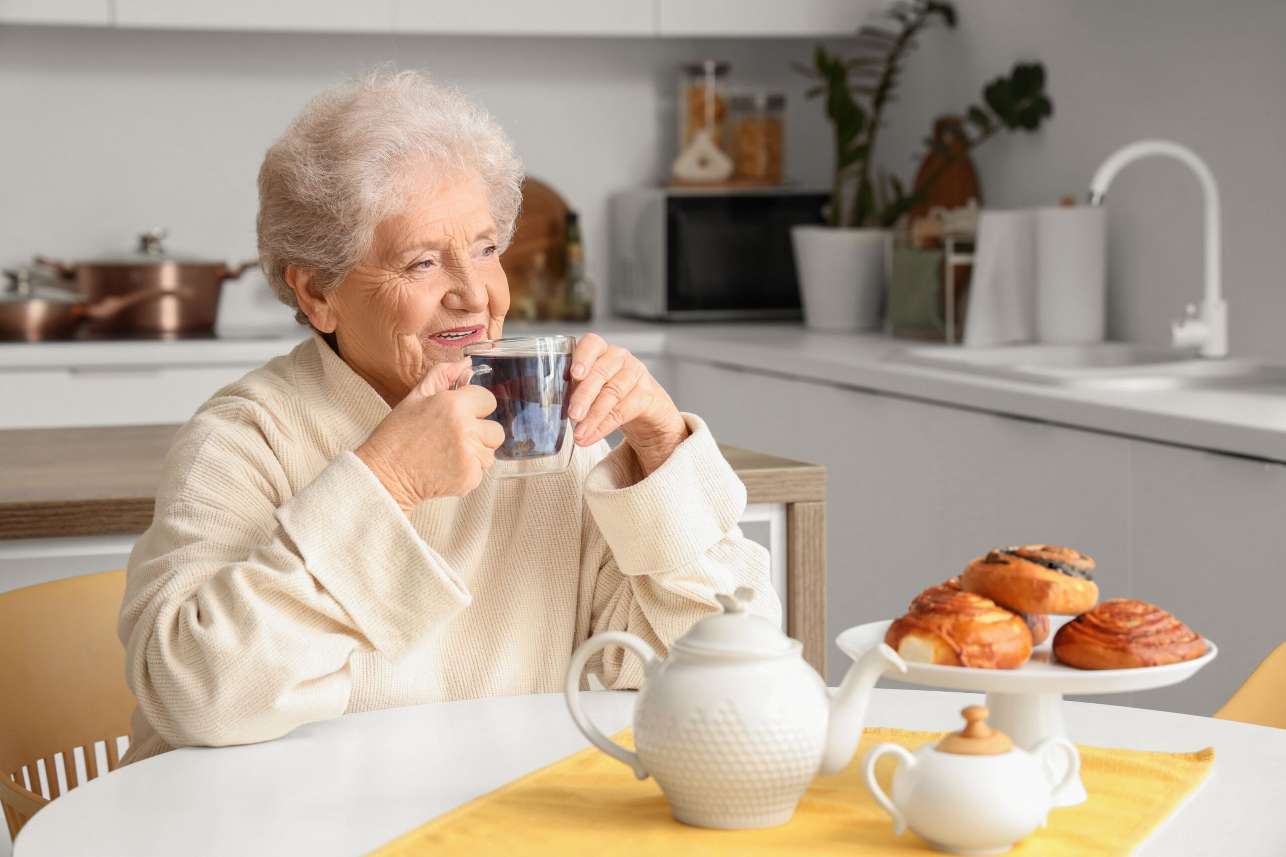 Beboer drikker kaffe i køkkenet